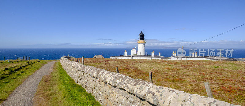 Dunnet Head灯塔，建于1831年，位于苏格兰高地北岸的Dunnet Head崖顶
